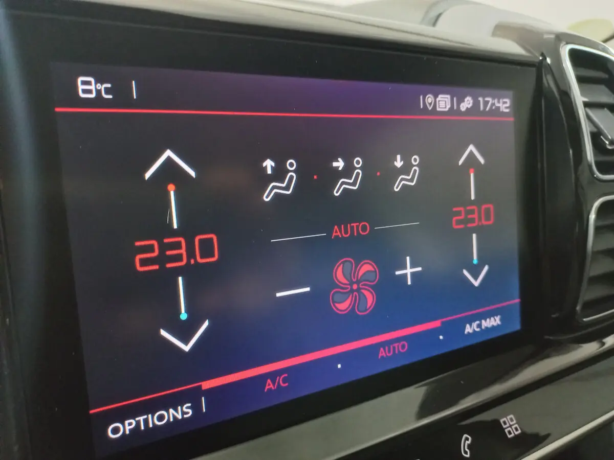 Écran tactile de la climatisation bi-zone du Citroën C5 Aircross 2020, affichant 23°C côté gauche et droit.