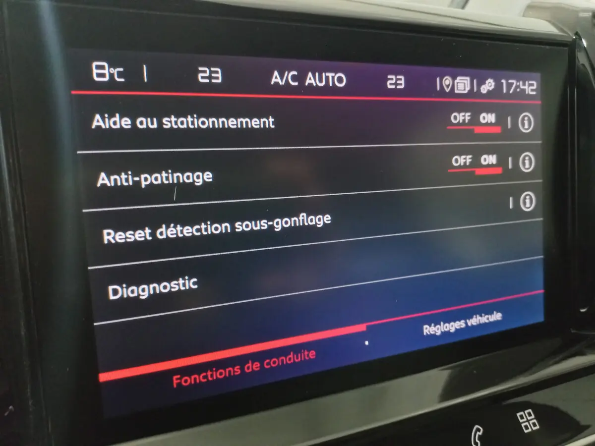 Écran tactile intérieur du Citroën C5 Aircross 2020 affichant les réglages d'aide au stationnement et anti-patinage.