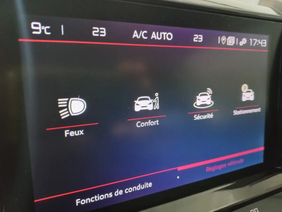 Écran tactile central du tableau de bord du Citroën C5 Aircross 2020 affichant les réglages de conduite.