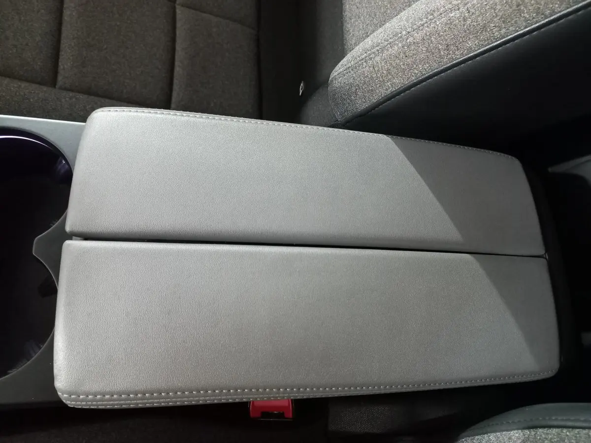 Vue rapprochée de l'accoudoir central gris dans l'habitacle du Citroën C5 Aircross 2020.