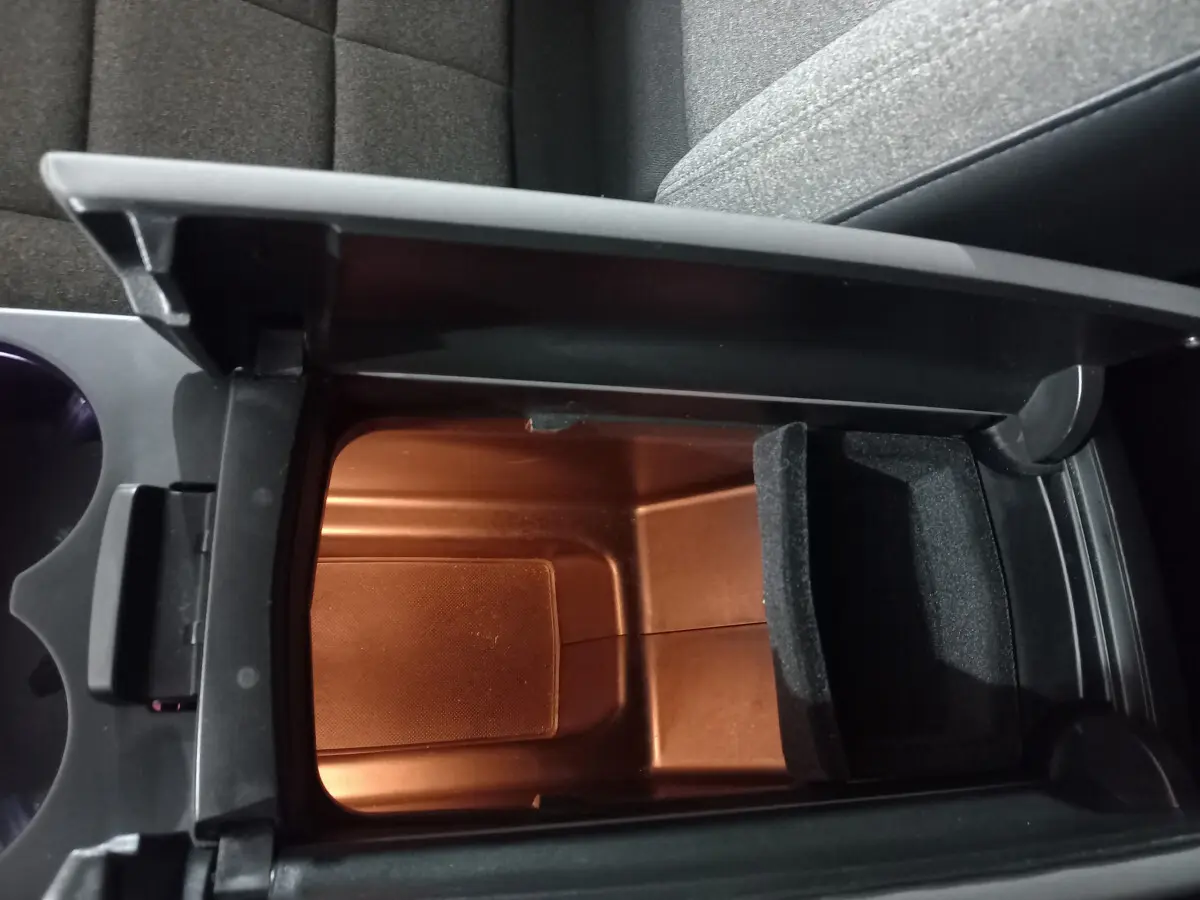 Vue plongeante sur la console centrale ouverte du Citroën C5 Aircross blanc, montrant le rangement réfrigéré intérieur.