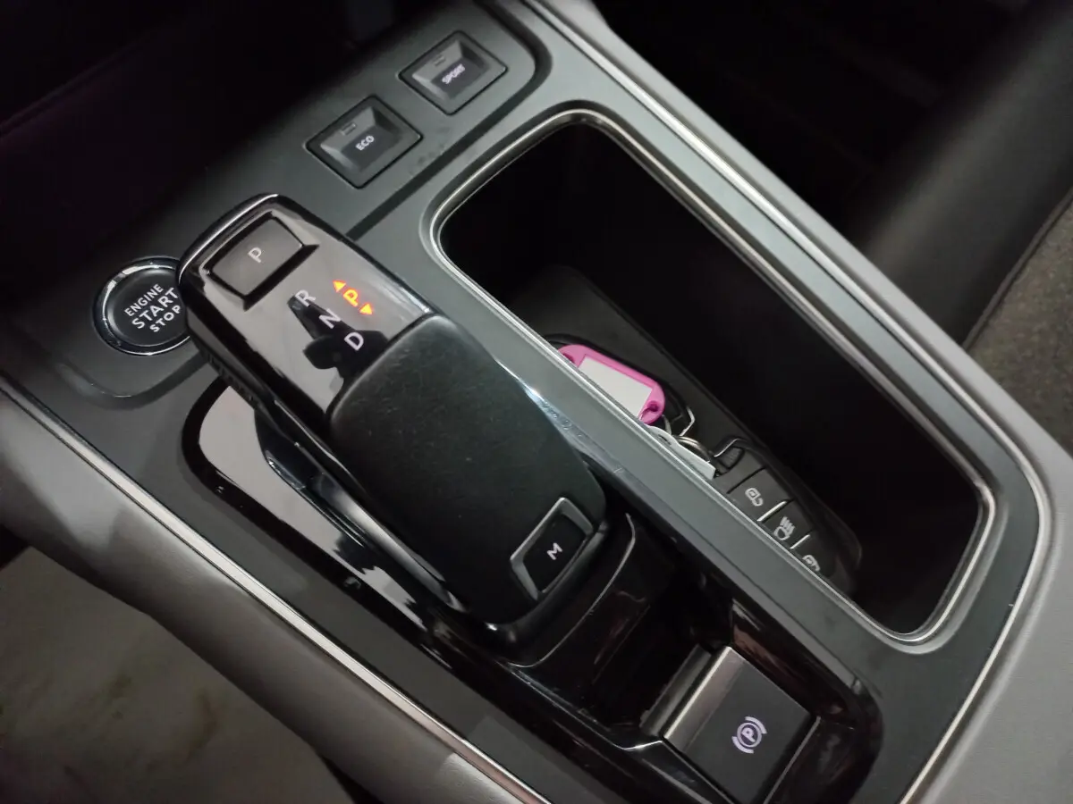 Gros plan sur la console centrale du Citroën C5 Aircross 2020, boîte auto noire avec bouton start/stop et commandes de modes de conduite.