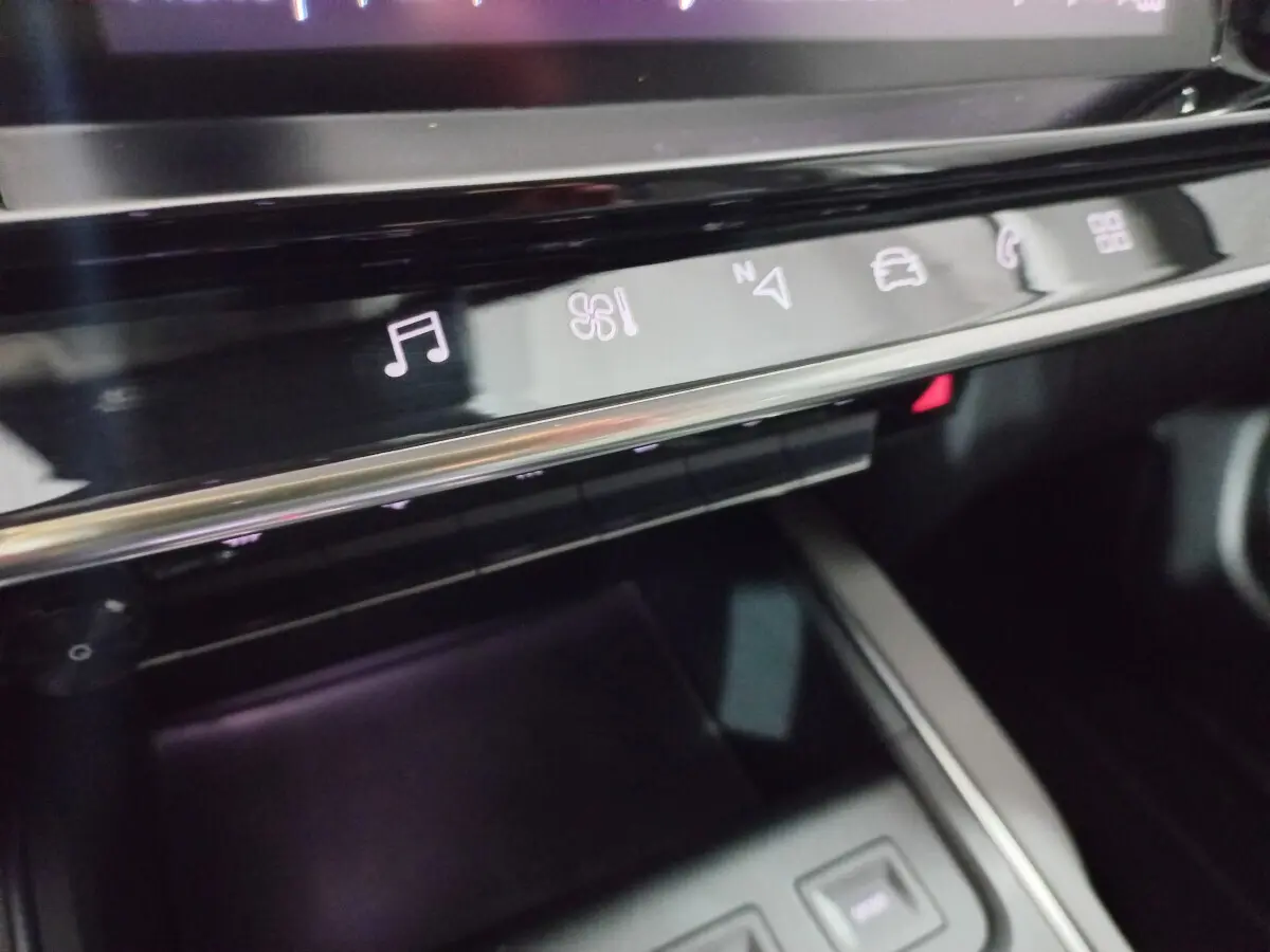 Gros plan sur la console centrale tactile du Citroën C5 Aircross blanc, avec commandes multimédia et climatisation visibles.