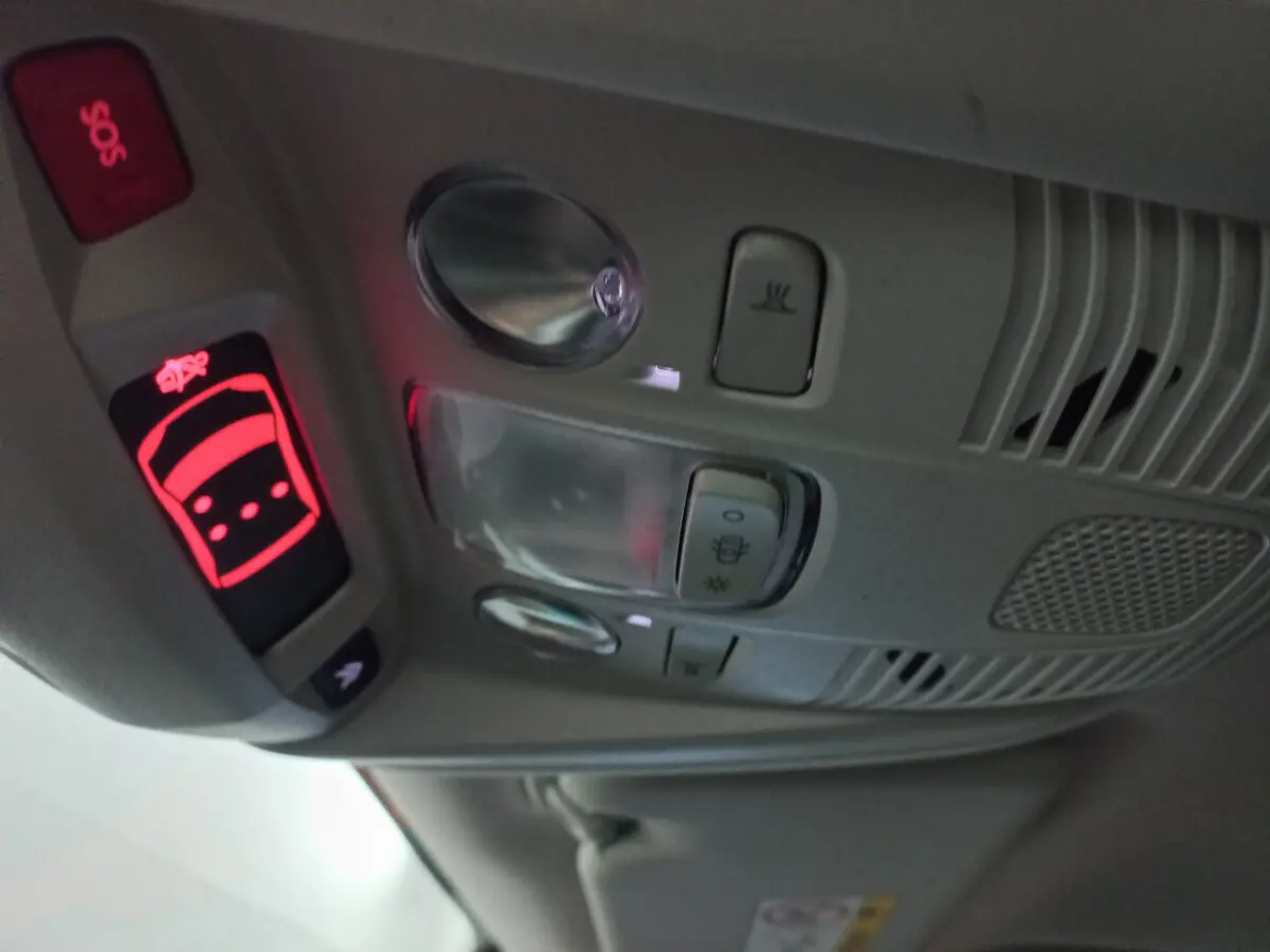 Vue en gros plan du plafonnier gris clair du Citroën C5 Aircross avec boutons SOS et éclairage intérieur allumé.