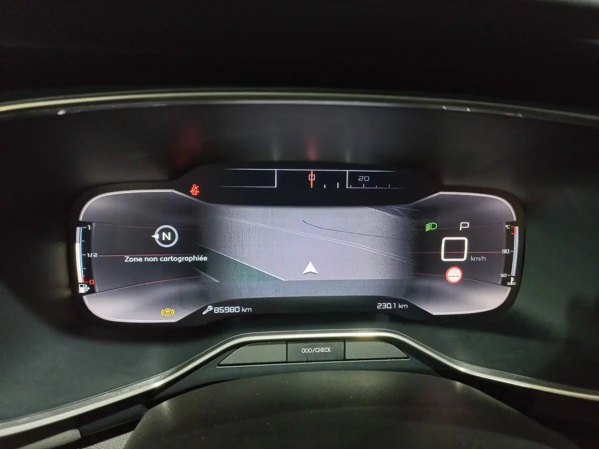 Affichage numérique du tableau de bord du Citroën C5 Aircross blanc, avec navigation et indicateurs de vitesse et température.