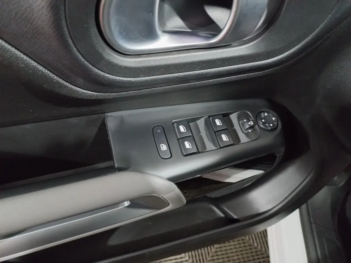 Vue rapprochée de la commande des vitres et rétroviseurs côté conducteur du Citroën C5 Aircross blanc 2020.