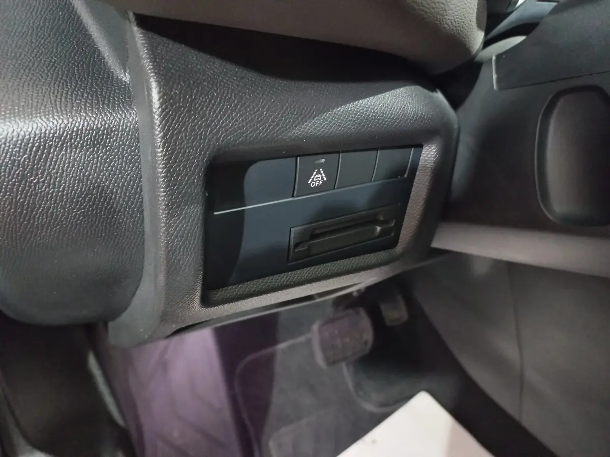 Gros plan sur le panneau de commande noir sous le volant du Citroën C5 Aircross 2020, avec bouton d'alerte franchissement de ligne.