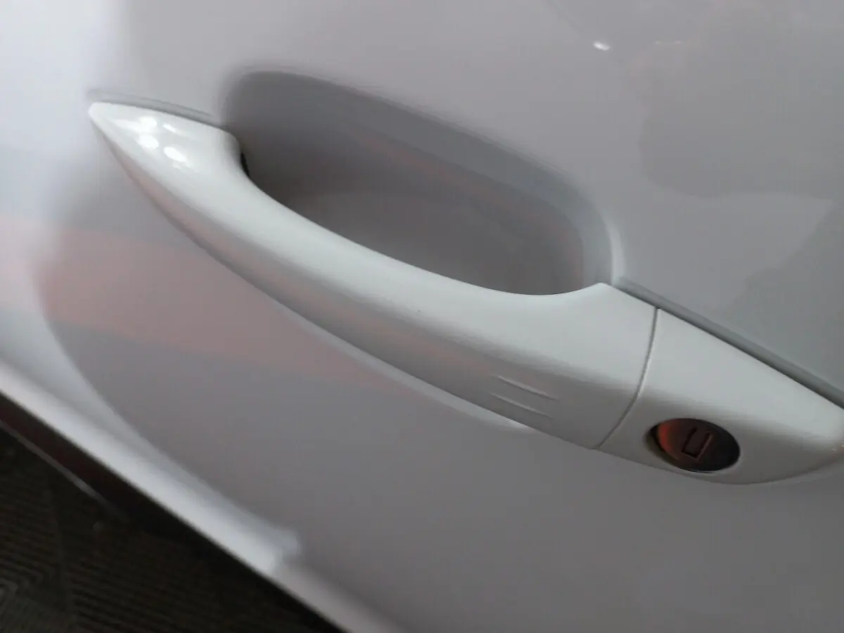 Poignée de porte blanche côté droit du Citroën C5 Aircross BlueHDi 130 S&S EAT8 Feel 2020 en gros plan.