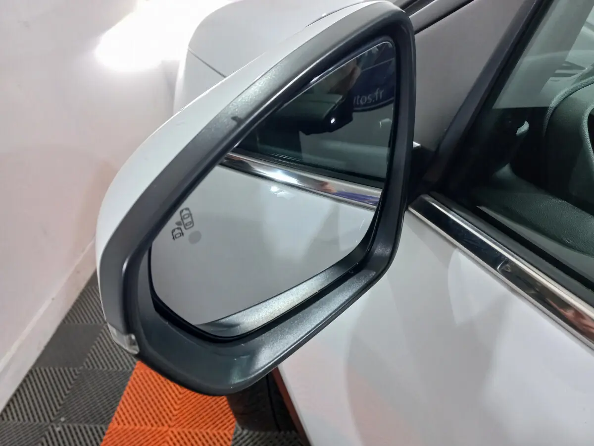 Rétroviseur côté conducteur blanc du Citroën C5 Aircross 2020 avec alerte d'angle mort visible sur le miroir.