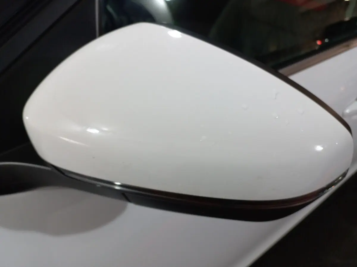 Rétroviseur extérieur blanc côté conducteur du Citroën C5 Aircross BlueHDi 130 S&S EAT8 Feel 2020.