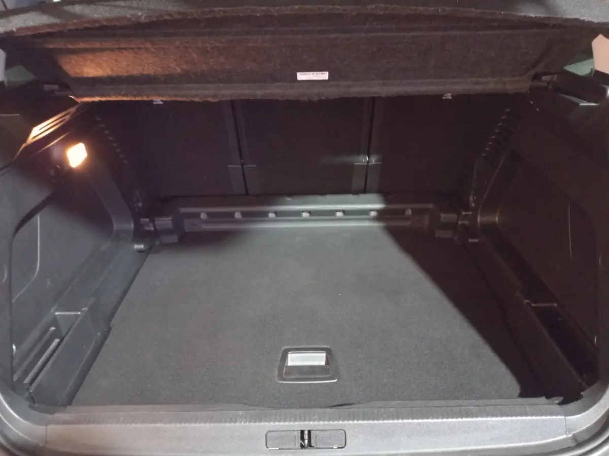 Coffre ouvert du Citroën C5 Aircross blanc 2020, vue intérieure montrant un espace de chargement propre et éclairé.