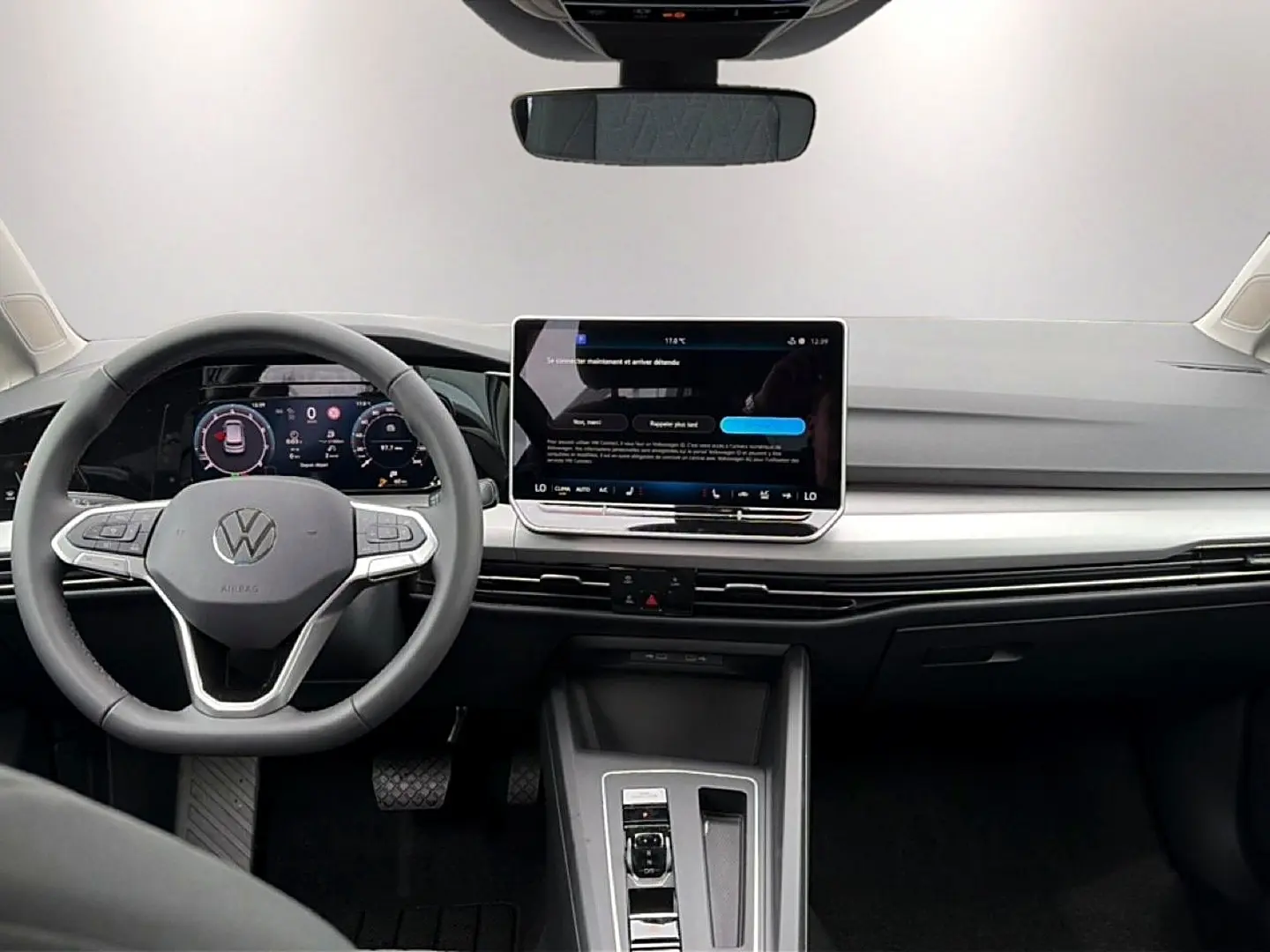 Vue frontale de l'intérieur de la Volkswagen Golf 1.5 etsi evo2 116 life 2026, tableau de bord moderne avec écran tactile central.