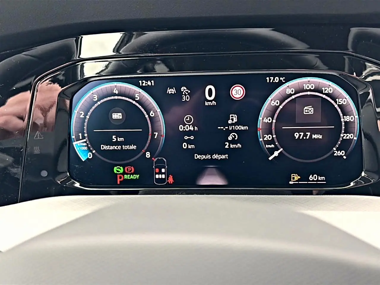 Vue rapprochée du tableau de bord digital de la Volkswagen Golf 1.5 ETSI Evo2 116 Life, affichage clair et moderne.