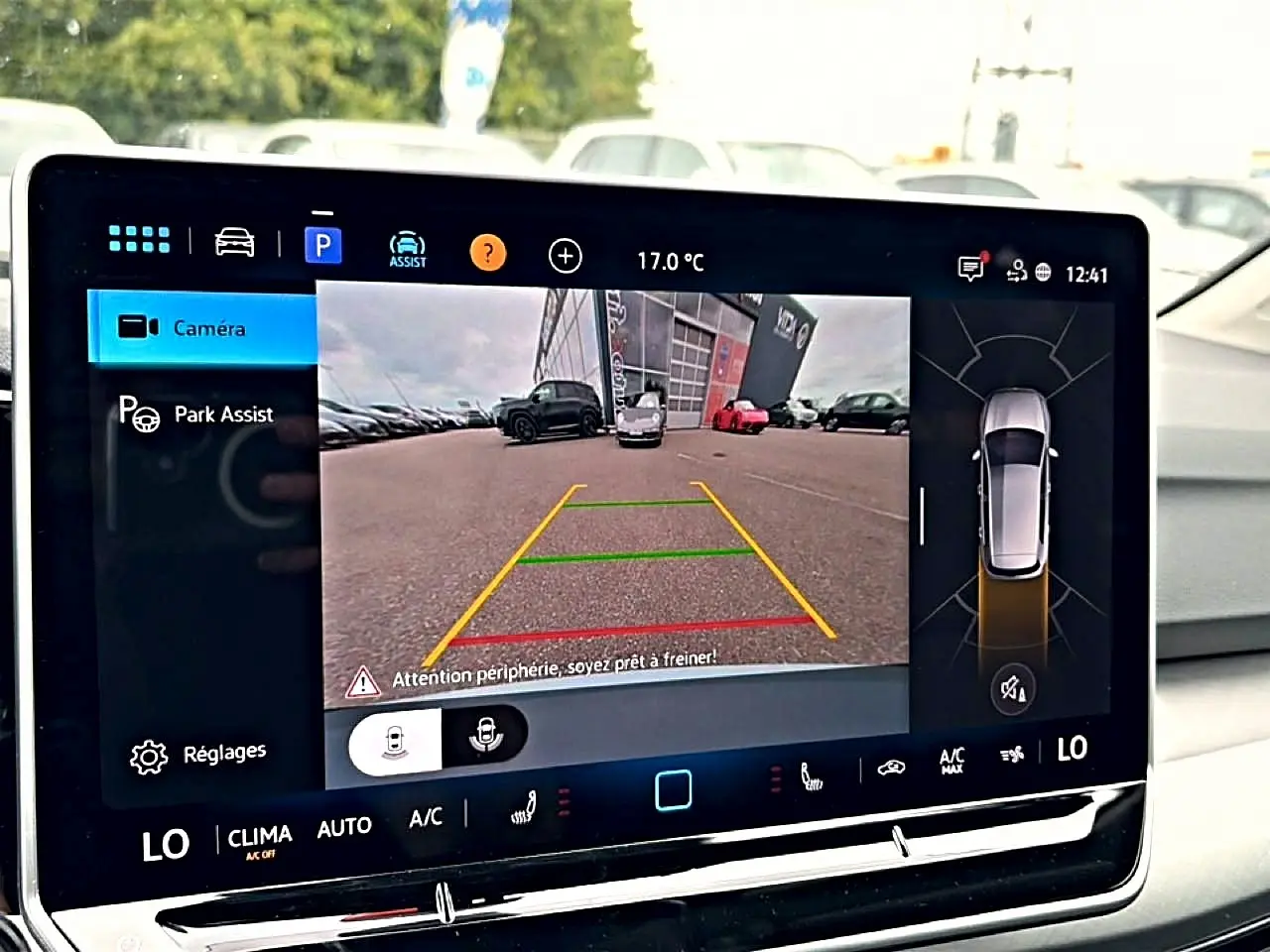 Écran tactile intérieur montrant la caméra de recul et l’assistance au stationnement d’une Volkswagen Golf 2026.