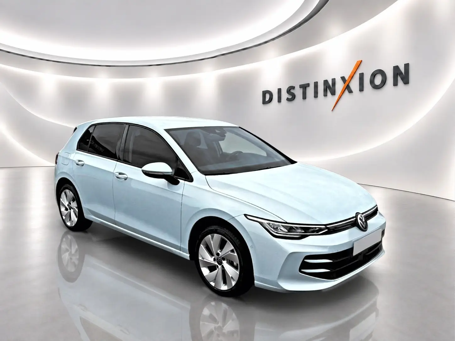 Volkswagen Golf 1.5 etsi evo2 bleu glacier vue 3/4 avant droit en intérieur lumineux avec vitres teintées.