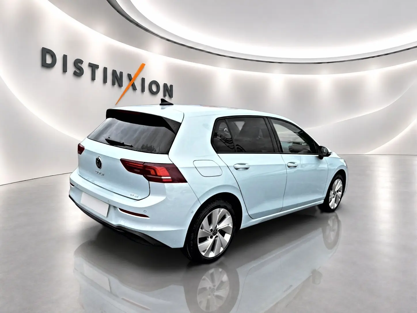 Volkswagen Golf 1.5 ETSI Evo2 bleu glacier vue 3/4 arrière droit en intérieur lumineux avec jantes alu 17 pouces.
