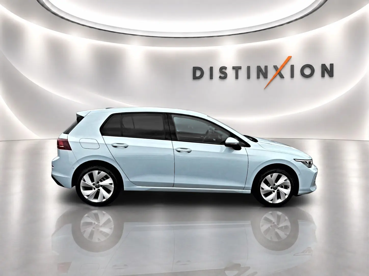 Vue de profil côté gauche d'une Volkswagen Golf 1.5 ETSI Evo2 bleu glacier avec jantes alu 17 pouces dans un showroom lumineux.