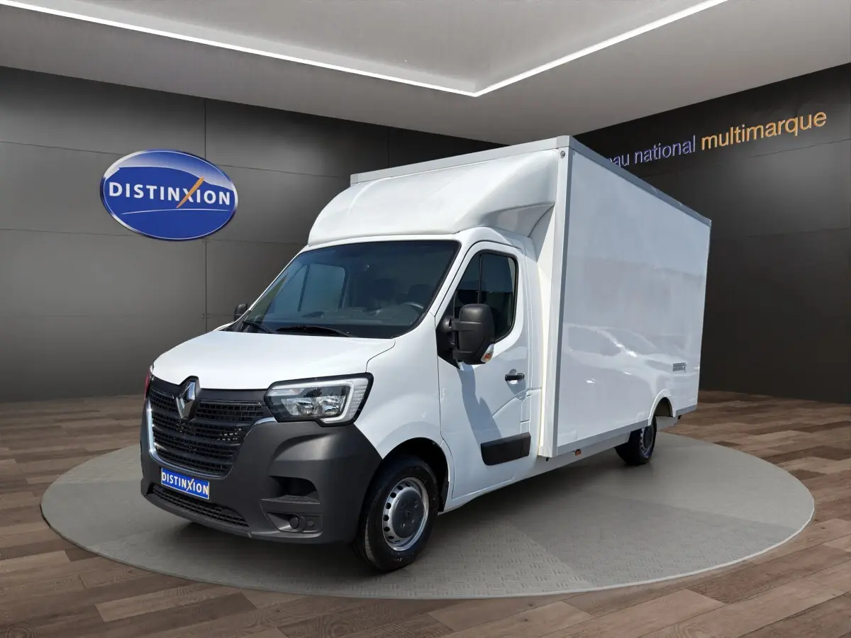 Renault Master blanc en 3/4 avant droit, fourgon utilitaire avec caisse fermée et calandre noire distincte.