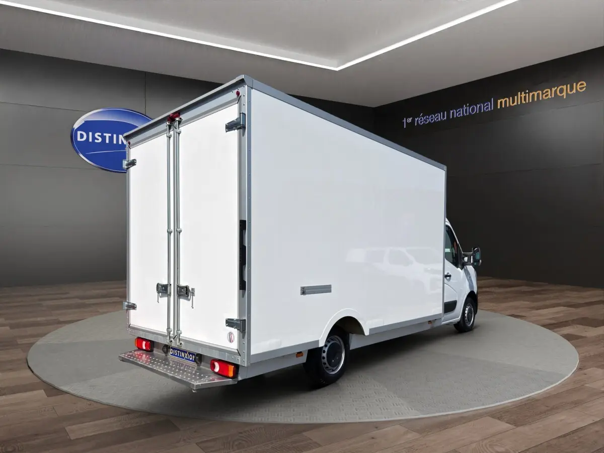 Renault Master blanc vu en 3/4 arrière droit, caisse fermée 20m3 avec portes arrière battantes et marchepied métallique.