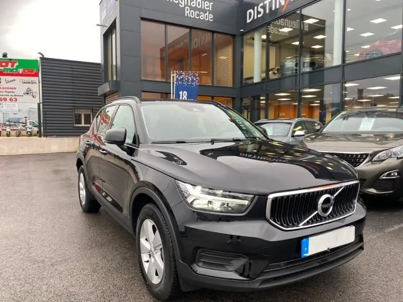 Volvo XC40 T3 2020 noir solid vu en 3/4 avant droit, avec calandre distinctive et feux LED allumés.