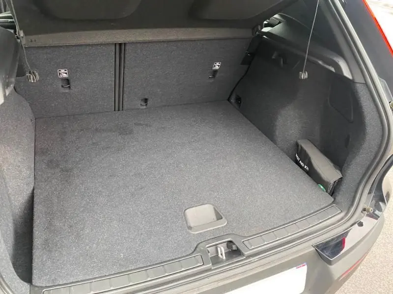 Coffre ouvert vu de l'arrière du Volvo XC40 noir solid 2020, montrant un espace de chargement propre et bien agencé.