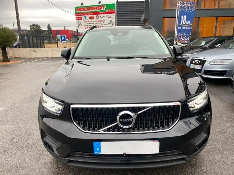 Vue frontale d'un Volvo XC40 T3 noir solid 2020 avec calandre chromée et phares LED allumés.