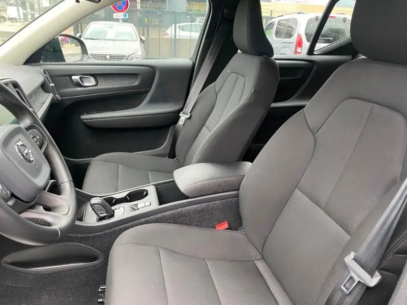 Intérieur noir du Volvo XC40 T3 2020, vue côté conducteur sur les sièges avant et la console centrale.