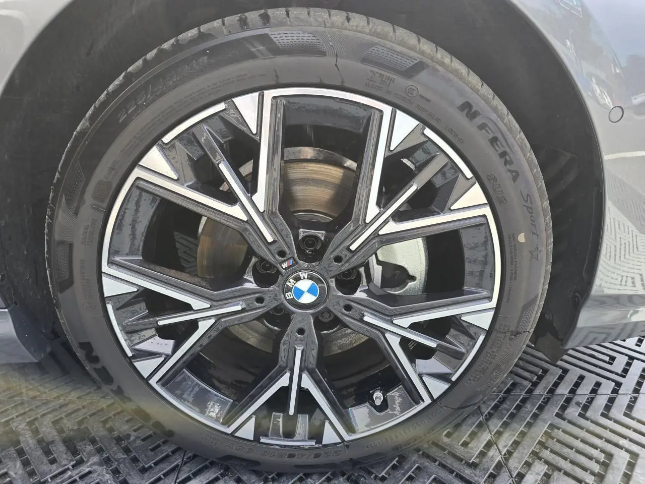 Gros plan sur la jante bicolore 18 pouces M Sport de la BMW Série 1 F70 gris Skyscraper.