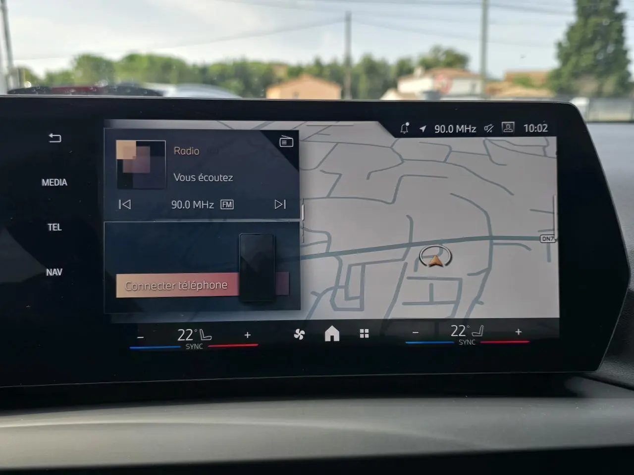 Écran incurvé BMW Live Cockpit Plus affichant navigation et radio, intérieur de BMW Série 1 gris Skyscraper
