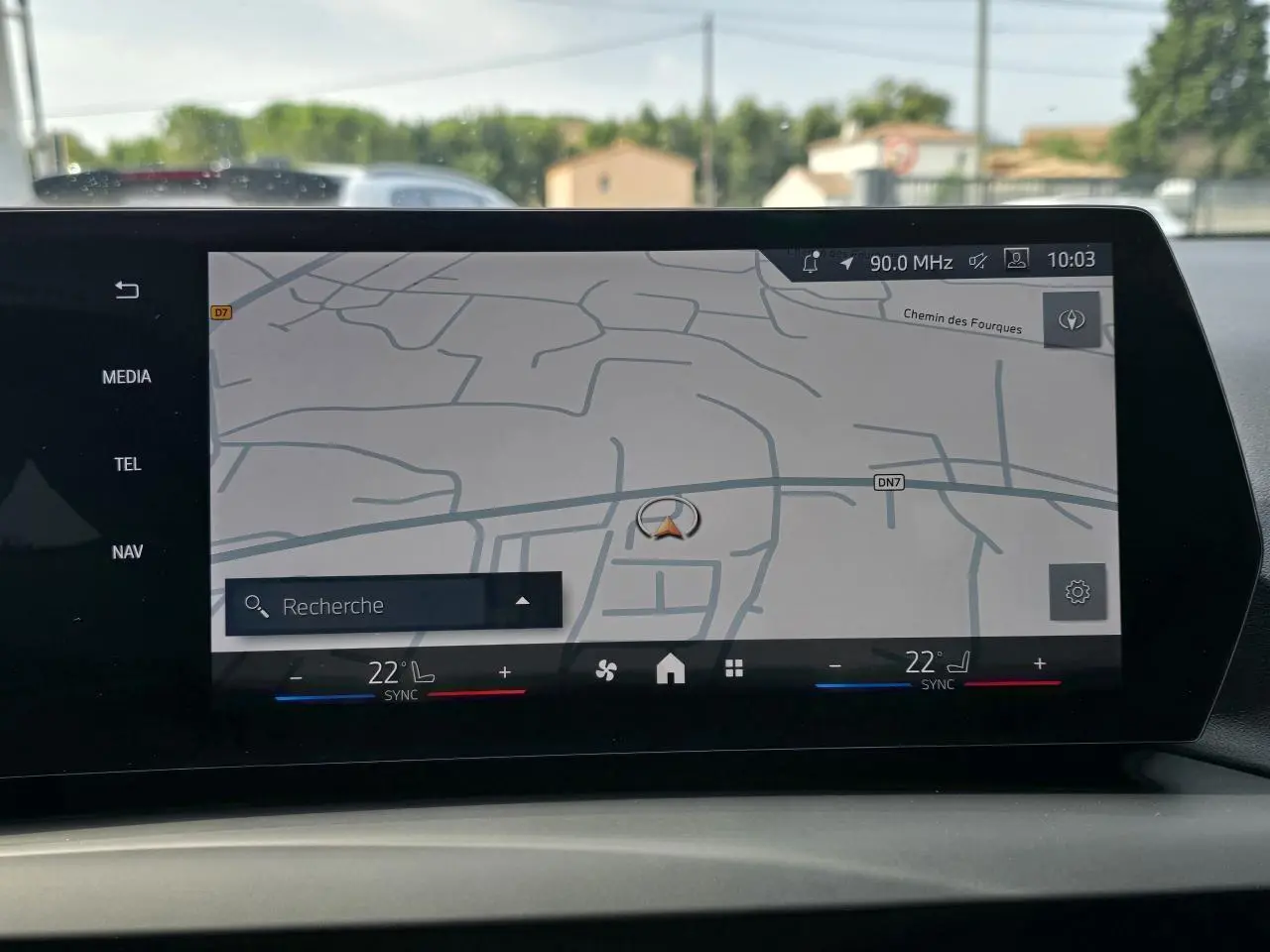 Écran incurvé BMW Live Cockpit Plus affichant la navigation dans une BMW Série 1 120D gris Skyscraper.