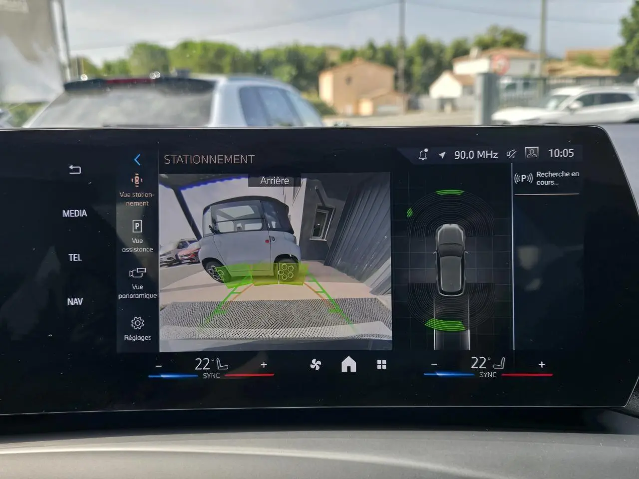 Écran de stationnement BMW Série 1 2024 montrant une vue arrière avec lignes de guidage vertes sur fond gris Skyscraper.