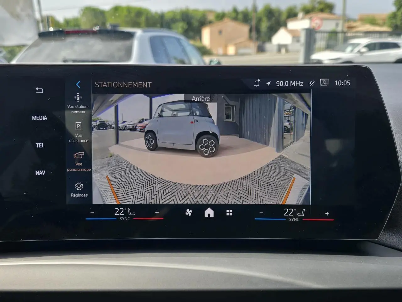 BMW Série 1 gris Skyscraper vue 3/4 arrière droite avec calandre M Sport et jantes 18 pouces bicolores visibles