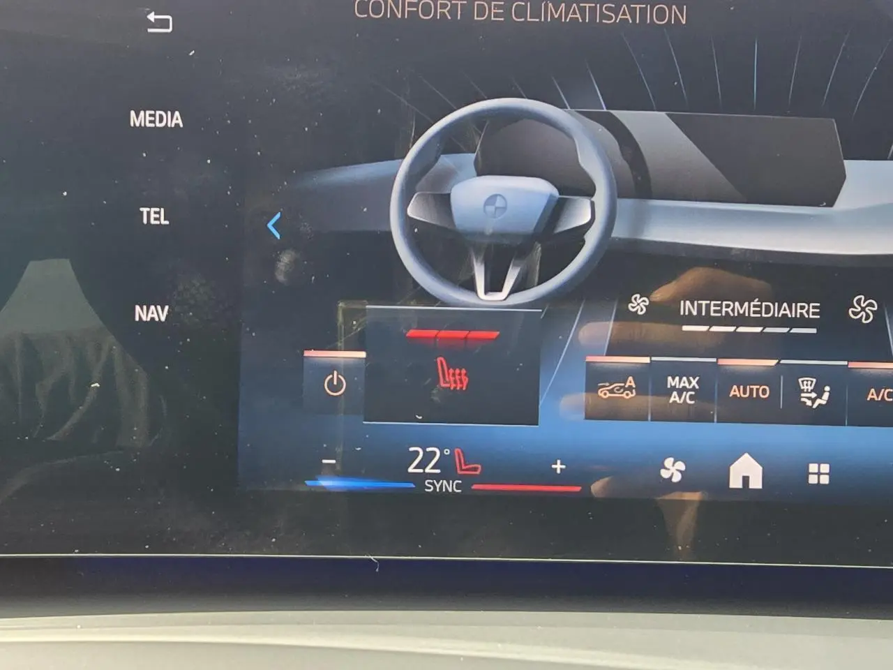 Écran tactile BMW Live Cockpit affichant les réglages de climatisation et le volant virtuel du BMW Série 1 Gris Skyscraper.