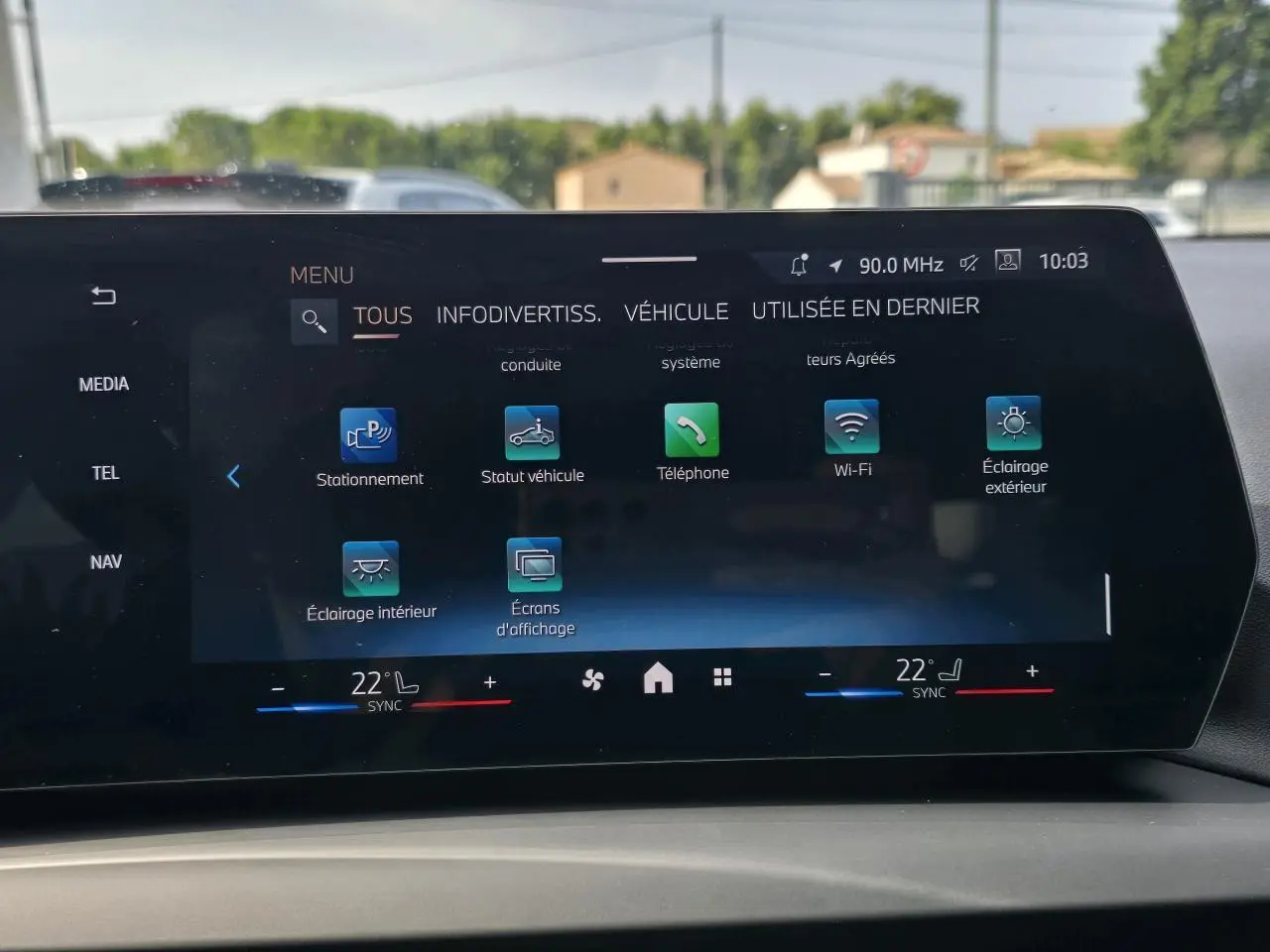 Écran incurvé BMW Live Cockpit Plus affichant le menu principal dans l'habitacle d'une BMW Série 1 120D gris Skyscraper.