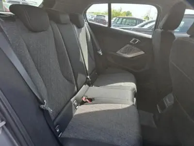 Banquette arrière en tissu anthracite vue côté droit dans une BMW Série 1 120D M Sport 2024 gris Skyscraper