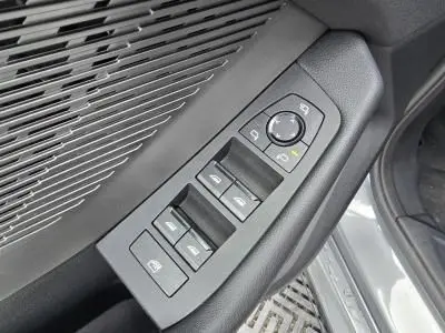 Gros plan sur les commandes des vitres et rétroviseurs côté conducteur d'une BMW Série 1 gris Skyscraper.