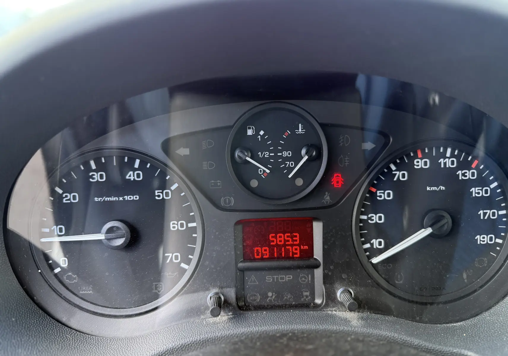 Gros plan sur le tableau de bord du FIAT Scudo Fourgon blanc, affichant compte-tours, vitesse et jauges.