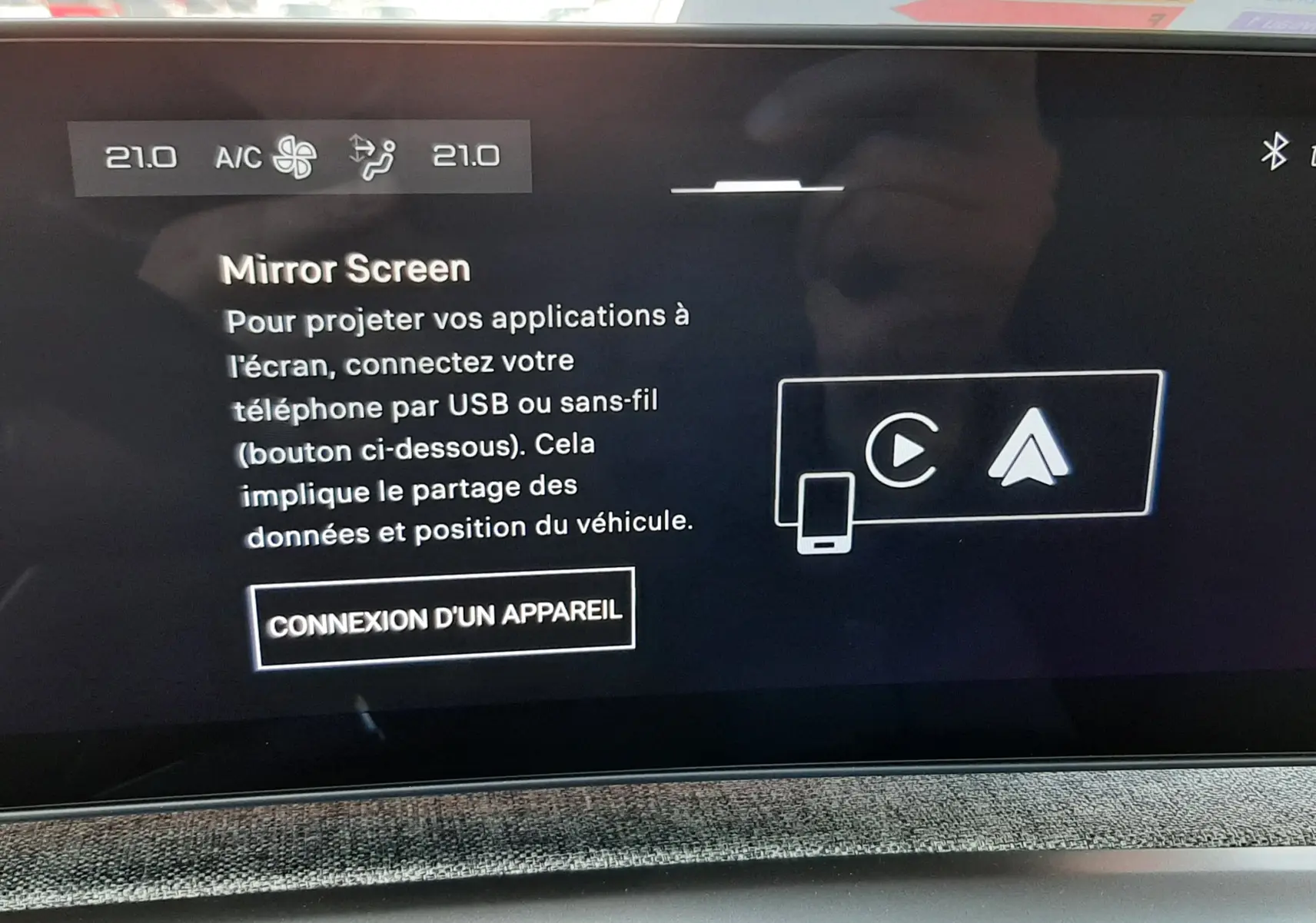 Écran tactile central du Peugeot 5008 bleu Ingaro, affichant la fonction Mirror Screen en intérieur avant.