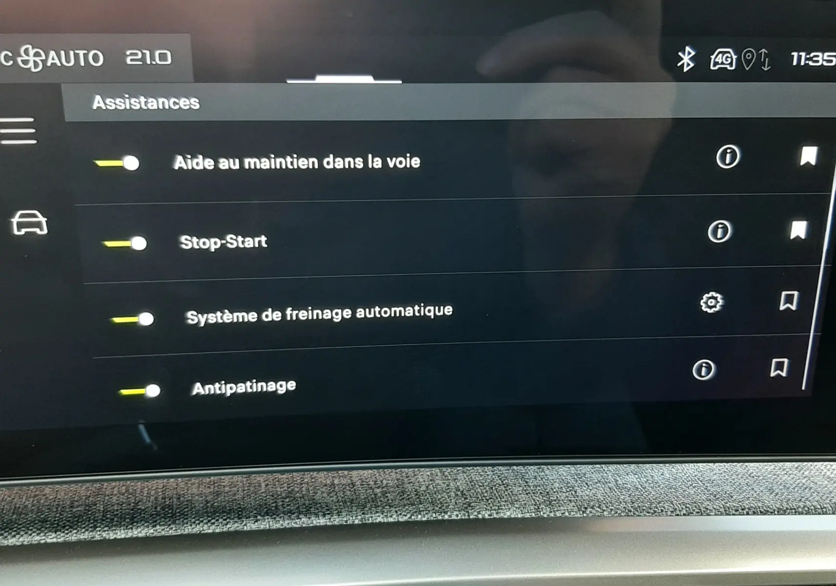Écran tactile central du Peugeot 5008 2025 affichant les assistances à la conduite activées dans un intérieur moderne.