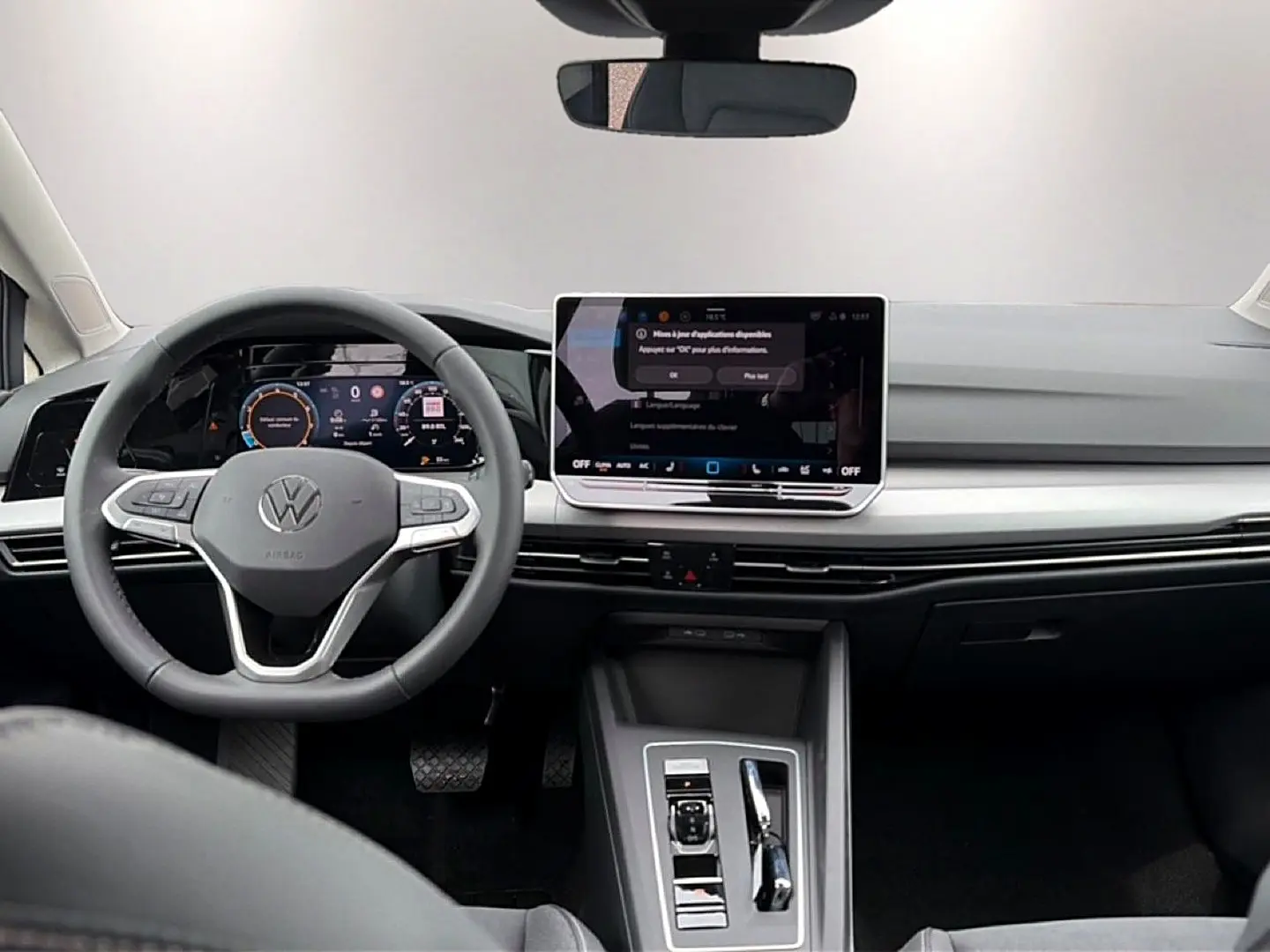 Vue intérieure avant de la Volkswagen Golf 1.5 ETSI Evo2 116 Life 2026, volant gris et écran tactile central lumineux.