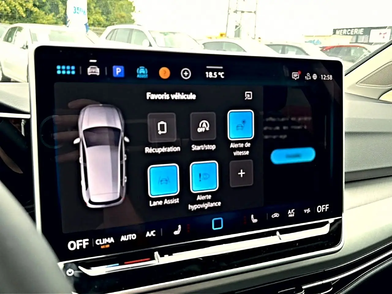Écran tactile central de la Volkswagen Golf 2026 montrant les options d'assistance à la conduite, vue intérieure côté droit.