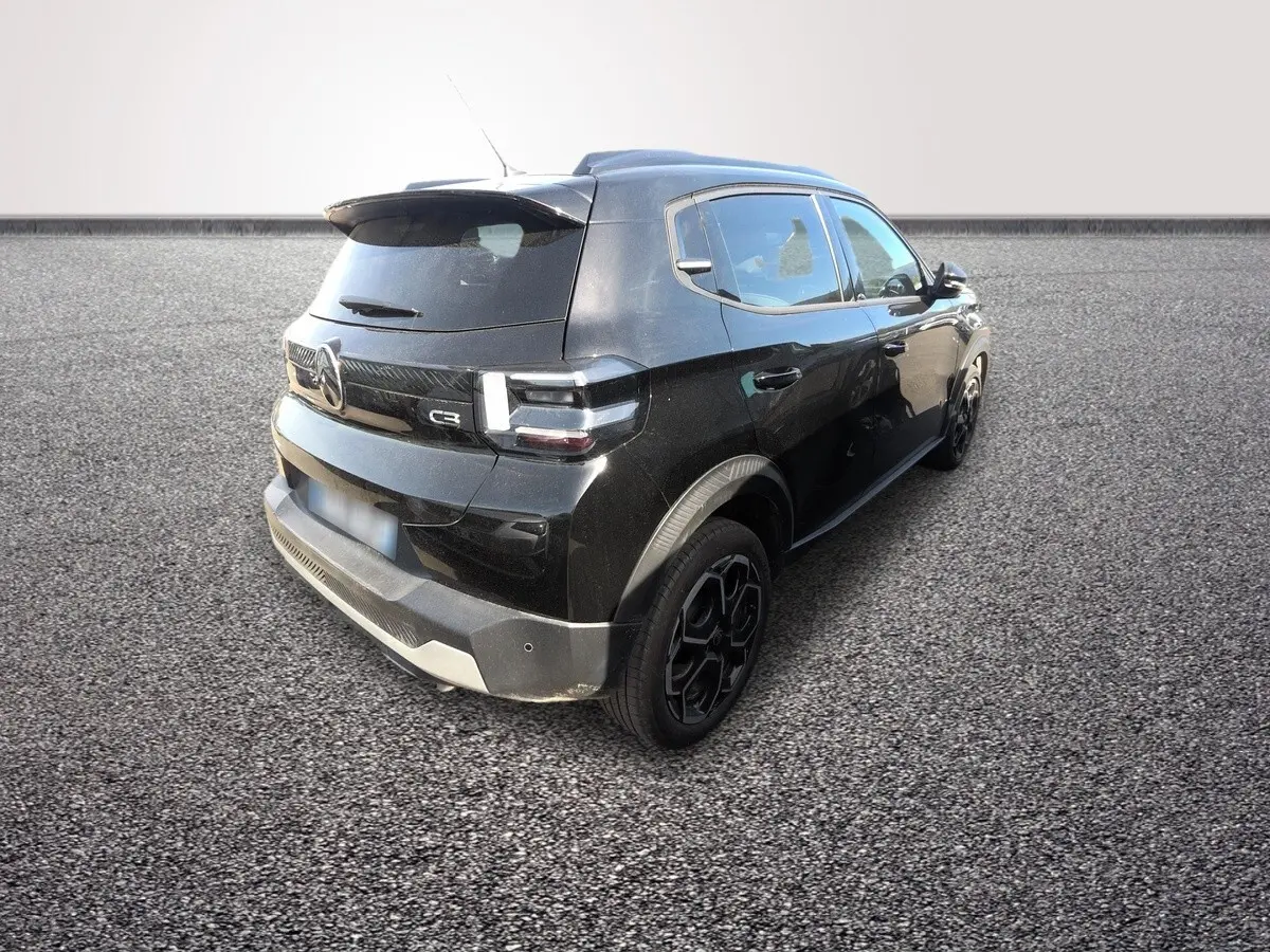 Vue 3/4 arrière droite d'une Citroën C3 Turbo 100 BVM6 MAX noire avec jantes noires et toit surélevé.