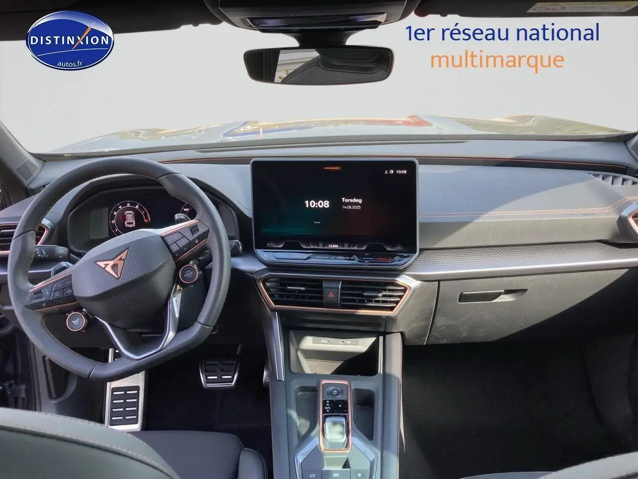 Intérieur avant du CUPRA Formentor gris magnétique 2025, volant cuir multifonction et écran tactile central visible.