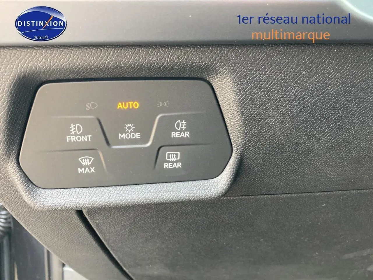 Panneau de commandes d'éclairage automatique et antibrouillard dans l'habitacle d'une CUPRA Formentor gris magnétique 2025.