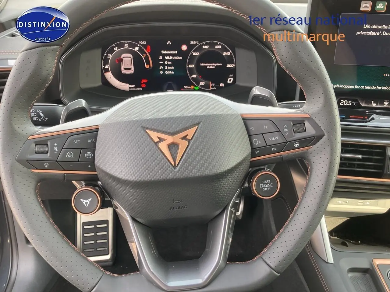 Volant sport perforé avec logo CUPRA cuivré et commandes multifonctions, tableau de bord numérique du Formentor 2025.