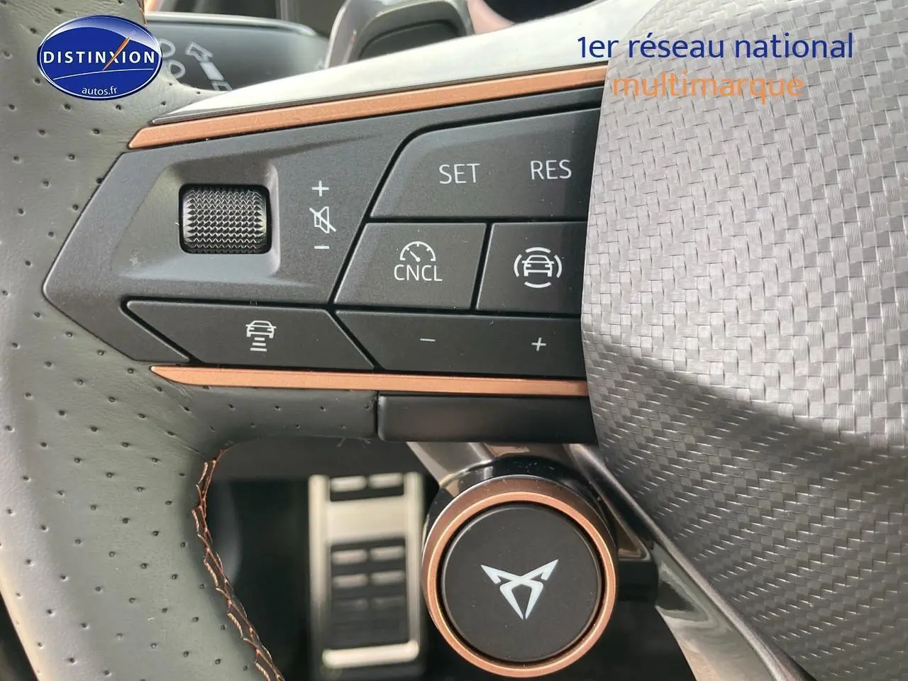 Gros plan sur le volant cuir perforé avec commandes multifonctions et logo CUPRA du Formentor gris magnétique 2025