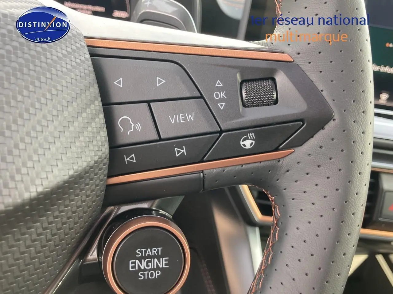 Gros plan sur le volant cuir perforé avec commandes multifonctions et bouton start/stop du CUPRA Formentor 2025.