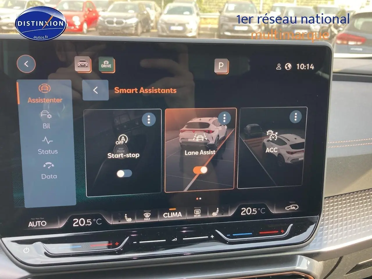 Écran tactile du tableau de bord du CUPRA Formentor 2025 affichant les assistants de conduite et la climatisation à 20,5°C.