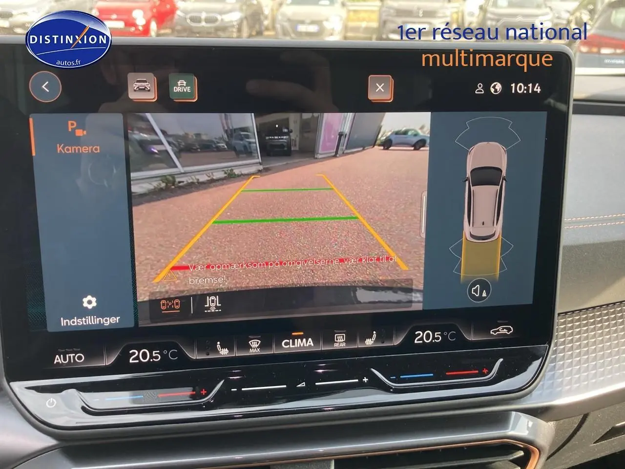 Écran tactile central affichant la caméra de recul et l'aide au stationnement du CUPRA Formentor gris magnétique 2025.