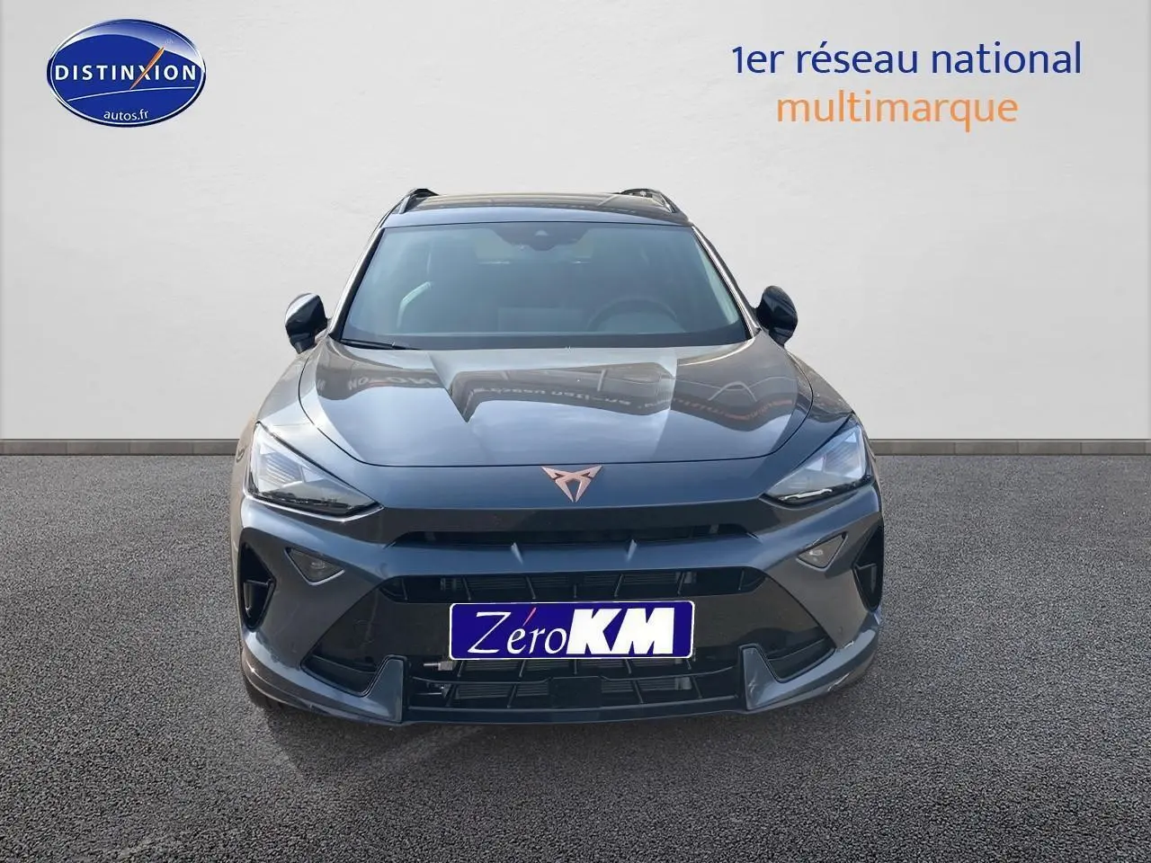 Vue frontale d'un CUPRA Formentor gris magnétique 2025 avec logo cuivré et calandre sportive marquée.